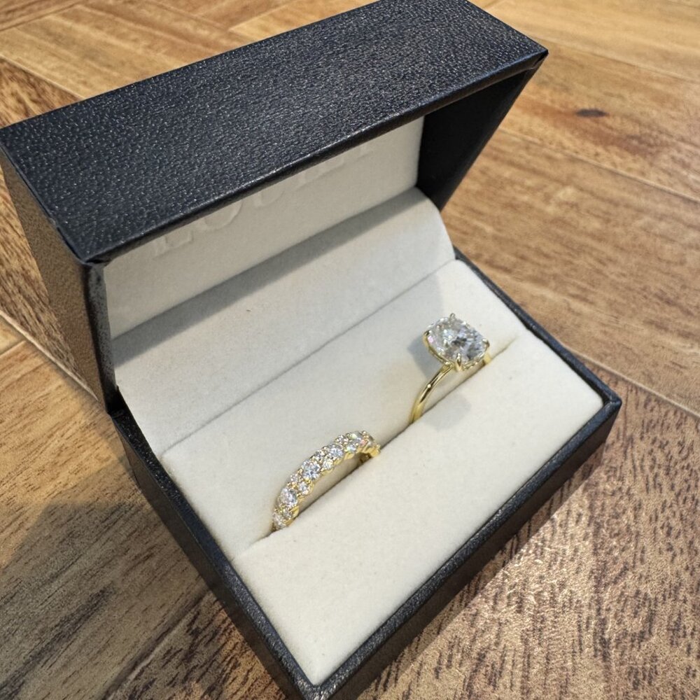 Louily Moissanite 4.0 Carat Cushion Cut Engagement Ring And 2.5 Ct Round Band, 6 - Picture 5 of 7